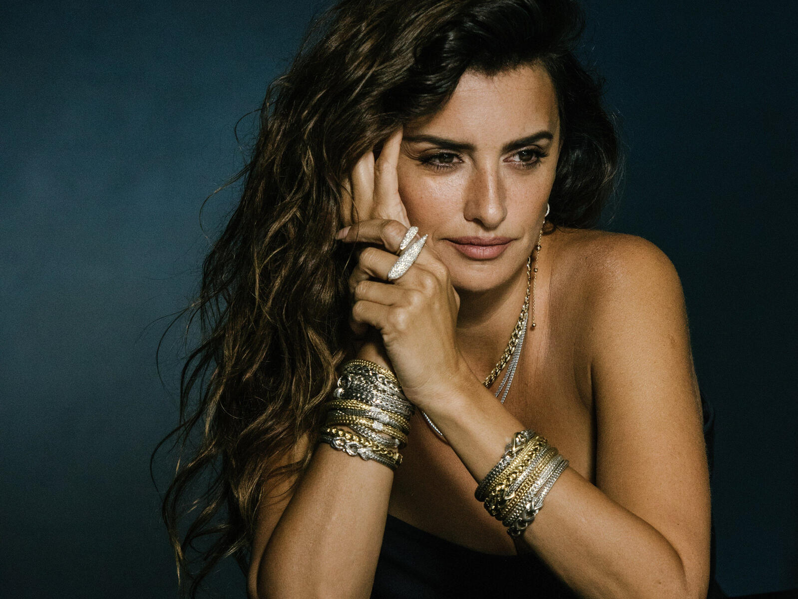 Od czego zacząć naukę hiszpańskiego? Można zacząć od filmów z aktorką Penelope Cruz.