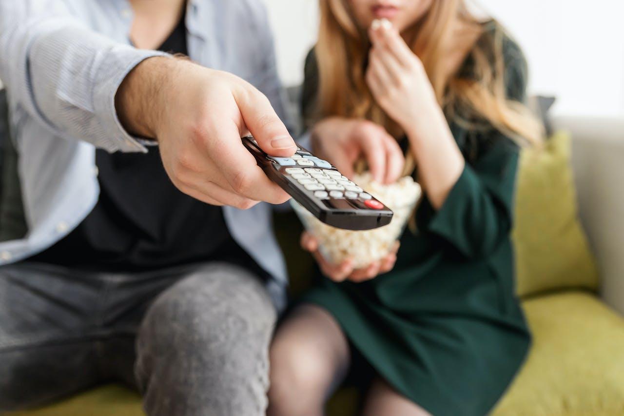 Jak szybko nauczyć się hiszpańskiego? Para na zdjęciu ogląda hiszpańskie seriale